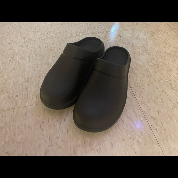 Oofos size 11 black clogs - Picture 2 of 4